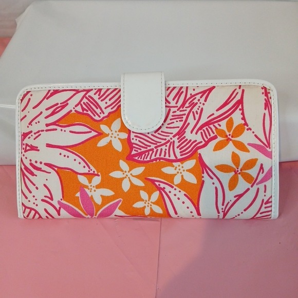 Lilly Pulitzer Handbags - Lilly Pulitzer Card Wallet With Pink, Orange And White Floral Pattern